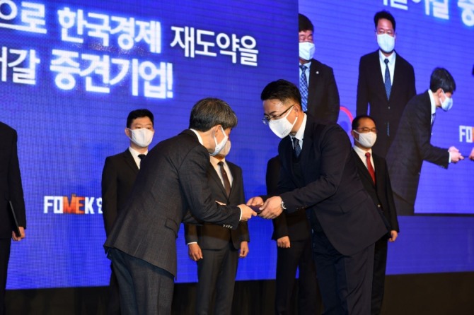 '제6회 중견기업인의 날' 행사에서 한상근 한국콜마 스킨케어연구소 소장(오른쪽)이 산업통상자원부장관 표창을 수상하고 있다. 사진=한국콜마
