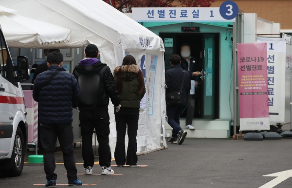 코로나19 신규확진자가 363명 늘어나며 사흘째 300명대를 넘긴 20일 오후 서울 중구 국립중앙의료원 선별진료소에서 출국예정자와 시민들이 코로나19 검사를 받기 위해 기다리고 있다.사진=뉴시스
