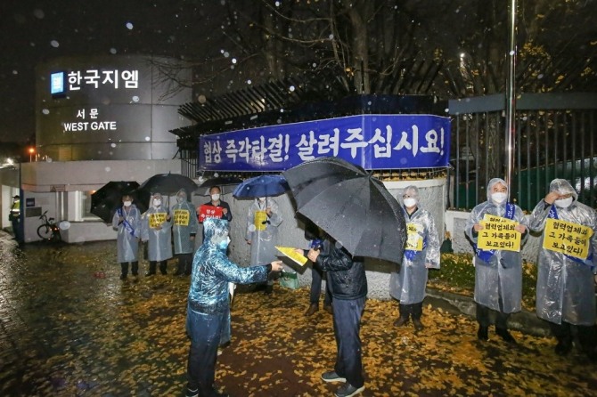한국지엠 협력사 모임인 '협신회' 회원들이 지난 19일 오전 인천 부평구 한국지엠 공장 앞에서 출근길 선전전을 진행하고 있다. 사진=협신회