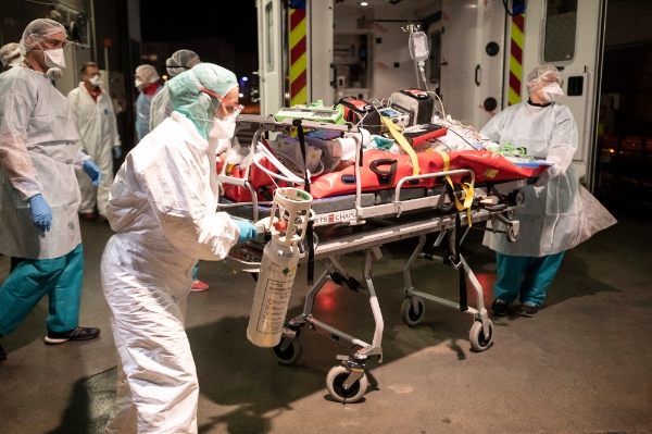 12일(현지시간) 프랑스 스트라스부르에 있는 오트피에르 병원 의료진이 리옹 지역에서 헬기로 이송된 코로나19 환자를 옮기고 있다. 이 환자는 리옹 지역 병원이 포화상태라 이곳으로 이송됐다. 사진=AP/뉴시스