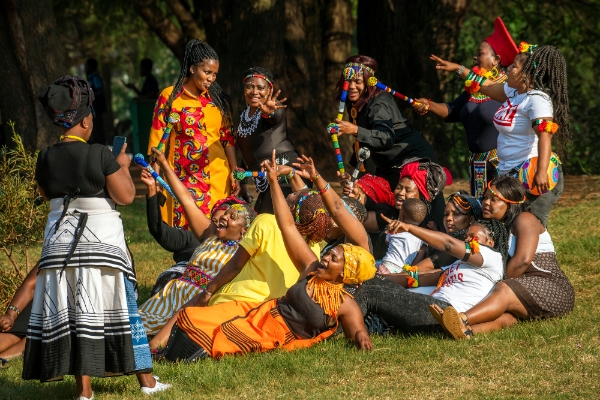 24일(현지시간) 남아공 요하네스버그의 한 공원에서 전통 의상을 입은 시민들이 기념 사진을 찍으며 국경일인 '헤리티지의 날'을 즐기고 있다. 사진=AP/뉴시스
