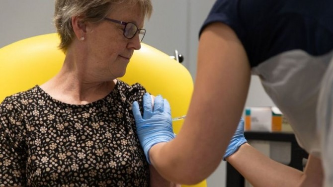 코로나19 백신 임상시험에 참가하고 있는 영국 여성이 백신 후보물질을 투약받고 있다. 사진=트위터 캡처