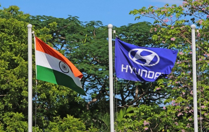 현대자동차 인도공장에 걸린 인도 국기와 현대차 깃발. 사진=현대차
