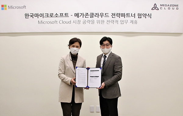 한국마이크로소프트 이지은 대표(왼쪽)와 메가존클라우드 이주완 대표가 기념촬영을 하고 있다. (사진=한국마이크로소프트)