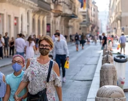 이탈리아 수도 로마에서 시민들이 마스크를 착용하고 거리를 지나가고 있다. 사진=이탈리아 뉴스매체 원티드인로마(Wanted in Rome)