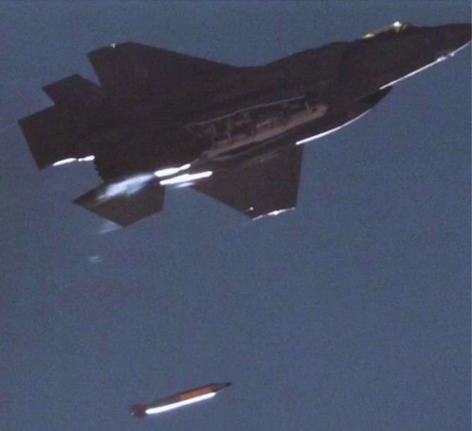 F-35A 전투기가 내부 무장창에서 B62-12 전술핵폭탄 투하 실험을 하고 있다. 사진=미국 샌디아국립연구소
