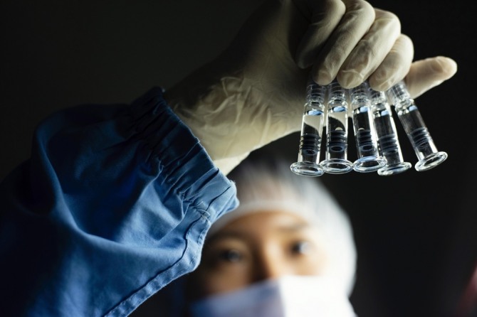 SK바이오사이언스 연구원이 백신 개발을 위한 R&D를 진행하고 있다. 사진=SK바이오사이언스