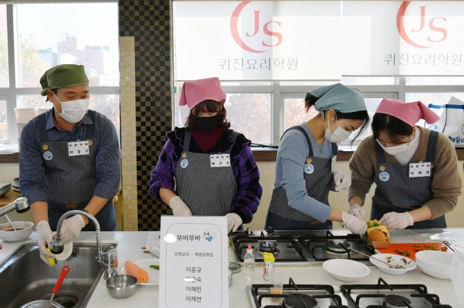 광주 서구(구청장 서대석)는 지난 21일 JS 퀴진 요리학원에서 가족 친화적 직장문화 조성을 위한 ‘가족과 함께하는 요리 솜씨 자랑’을 개최했다. / 광주 서구=제공