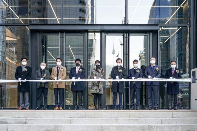 SK디앤디와 벤탈그린오크 관계자들이 지난 23일 서울 종로구 관철동 삼일빌딩 리모델링 준공식 행사에서 테이프 커팅식을 하고 있다. 사진=SK디앤디