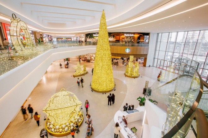 스타필드 안성이 글로벌 브랜드들을 연이어 입점하고 있다. 스타필드 안성은 화려한 금빛 장식과 반짝이는 별빛 조명으로 크리스마스 분위기를 연출했다. 사진=신세계프라퍼티