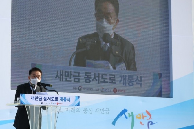 24일 전북 군산시에서 열린 새만금 동서도로 개통식에 참석한 양충모 새만금개발청장이 인사말을 하고 있다.  사진=새만금개발청