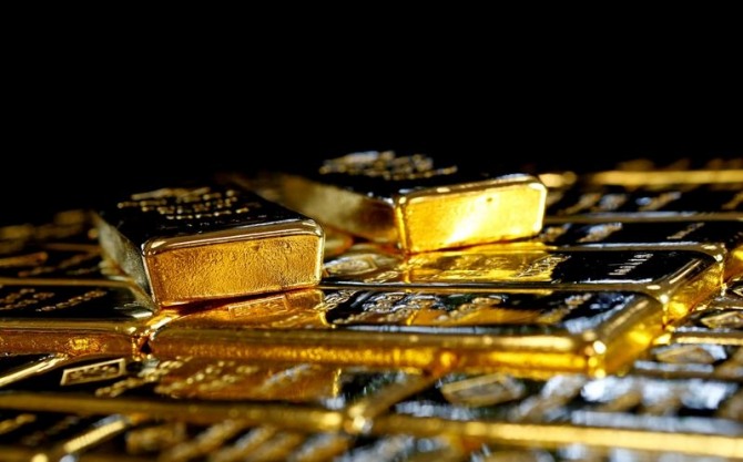 신용평가사인 피치가 국제 금값이 오는 2023년 온스당 1200달러까지 급락할 것이라는 전망을 내놨다. 사진은 골드바. 사진=로이터
