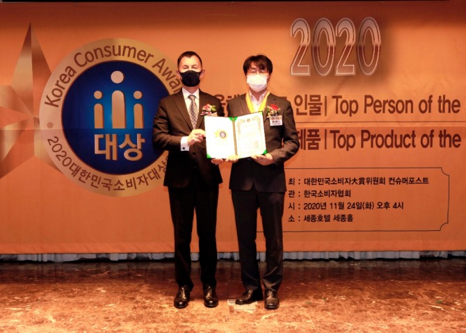  KCC글라스의 인테리어 전문 브랜드 홈씨씨가 24일 서울시 중구 세종호텔에서 진행된 '2020대한민국소비자대상' 시상식에서 올해의 최고 브랜드 부문 2년 연속 수상의 영예를 안았다. 사진=KCC