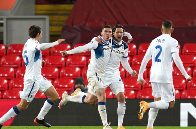 한국시각 26일 새벽 열린 UEFA 챔피언스리그 조별리그 4라운드 리버풀 원정경기에서 골을 넣은 아탈란타 선수들이 기뻐하고 있다.