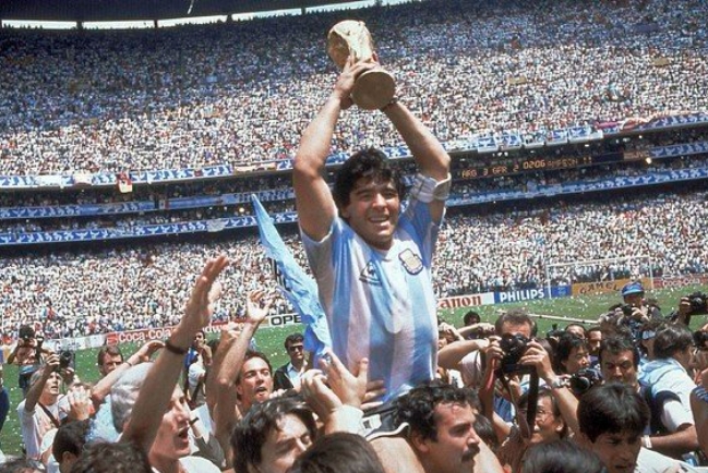 사진은 현지시각 25일 60세를 일기로 타계한 ‘축구의 신’ 마라도나가 1986년 월드컵에서 우승할 당시의 모습.