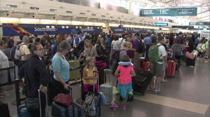 시카고 미드웨스트 공항에서 여행객들이 탑승 수속을 기다리고 있다. 사진=Moov Logistics News