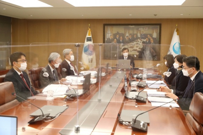이주열 한국은행 총재(가운데)가 금융통화위원회 본회의를 주재하고 있다. 사진=한국은행
