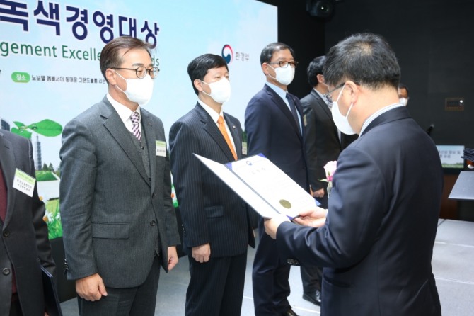 25일, 포스코에너지가 '2020 대한민국 녹색경영대상'에서 지속가능발전 부문 우수기업으로 선정돼, 산업통상자원부 장관상을 수상하고 있다. 사진=포스코에너지