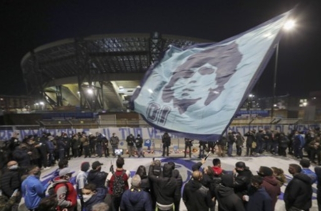 이탈리아 세리에A 나폴리의 ‘레전드’인 디에고 마라도나가 사망하자 홈구장인 산 파올로 스타디움 주변에서 깃발을 흔들며 추모하는 팬들.