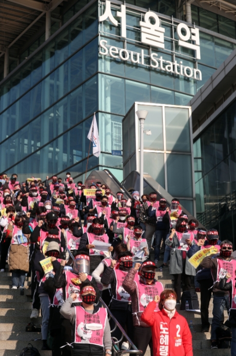 전국철도노동조합 코레일네트웍스지부 조합원들이 12일 서울 용산구 서울서부역 계단에서 총파업 2일차 파업 투쟁 승리 결의대회를 하고 있다. 사진=뉴시스 
