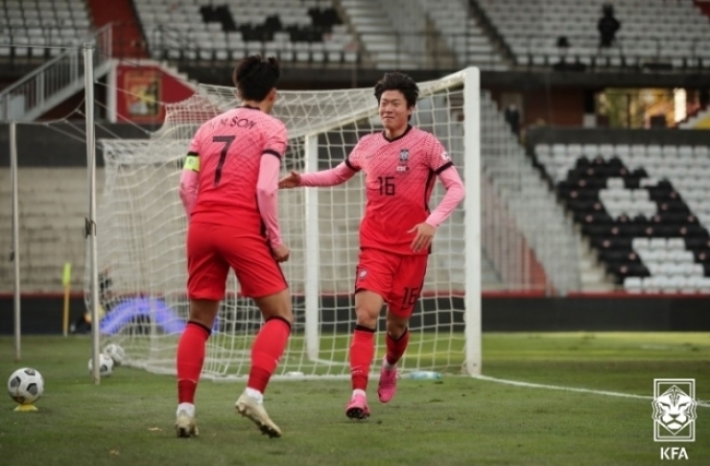 한국대표팀 황의조(오른쪽)이 한국시각 17일 오스트리아에서 열린 카타르와의 평가전에서 역전 골을 넣은 뒤 도움을 준 손흥민과 기뻐하고 있다. 사진=대한축구협회 제공