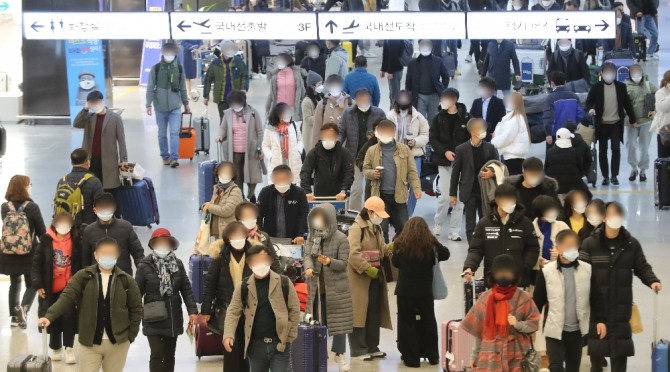 28일 제주공항에 관광객들이 붐비고 있다. 사진=뉴시스