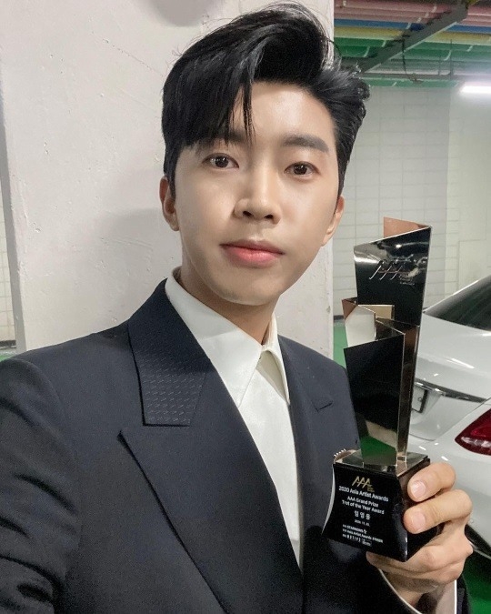 가수 임영웅이 AAA 올해의 트로트 부문상을 들고 포즈를 취하고 있다. 사진=뉴에라 공식 인스타그램