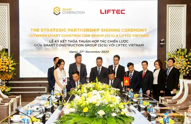  27일 베트남 하노이에서 한국 기업 리프텍·금강공업이 현지 건설사 스마트건설그룹(Smart Construction Group, SCG)과 전략적 업무 협약을 체결하고 있다. 사진=베트남 딴니엔(Thanh Nien)