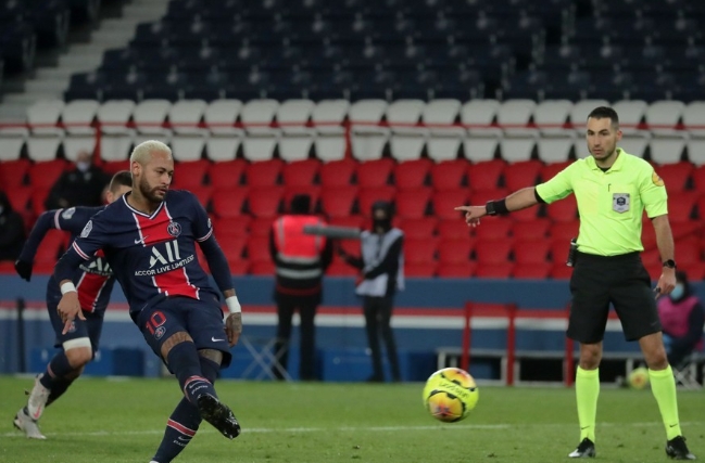 한국시각 29일 프랑스 리그 앙 12라운드 보르도전에서 PK로 리그 통산 50골째를 기록한 파리 생제르맹(PSG) FW 네이마르.