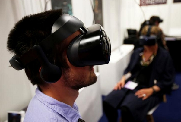 올해 프랑스 칸에서 열린 가상현실(VR)관련 이벤트에서 방문객들이 VR 헤드셋을 익히고 있는 모습. 사진=로이터