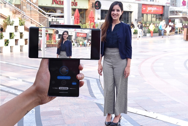 인도 구르가온에 위치한 한 쇼핑몰에서 모델이 LG 윙을 소개하고 있다.(사진=LG전자)