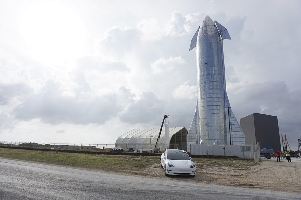 미국 텍사스주 보카치카에 세워진 스페이스X의 초대형 로켓 스타십 시제품. 보카치카(미국 텍사스)=AP/뉴시스