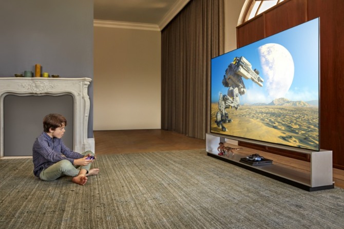 모델이 LG 올레드 TV(모델명: ZX)를 활용해 게임을 즐기고 있다. 사진=LG