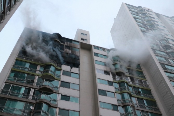 1일 오후 경기 군포시 한 아파트에서 화재가 발생해 연기가 피어오르고 있다. 사진=뉴시스