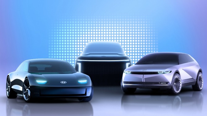 현대자동차가 내년부터 차례로 출시할 예정인 순수 전기차 브랜드 '아이오닉' 차량 3종의 렌더링 이미지. 사진=현대차