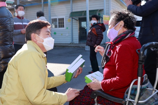 전남 보성군(군수 김철우)은 전국 군 단위 최초로 ‘전 군민 무료 독감 예방 접종’에 이어 12월 1일부터 모든 군민에게 KF94 마스크 60만장을 무상 배부한다고 밝혔다./전남 보성군=제공
