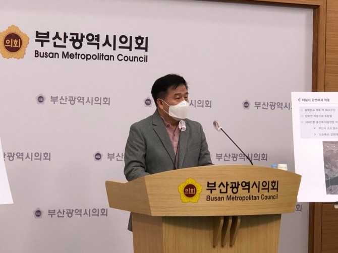 국민의힘 이진복 전 의원이 부산광역시의회에서 부산시의 물 완전 자급자족을 선언하고 그 방안에 대해 설명하고 있다.