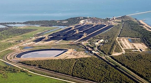 카마이클광산에서 채굴된 석탁이 수출될 오스트레일리아 퀸즐랜드주의 애보트포인트 터미널 모습. 사진=브리즈번타임즈 캡처