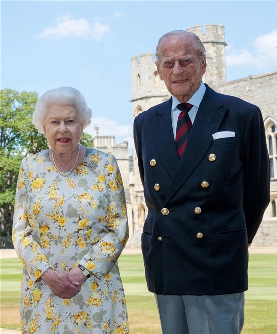 영국 엘리자베스 2세 부부가 남편 필립공의 99세 생일을 맞아 기념사진을 찍고 있다. 사진=로이터