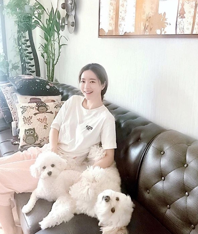 배우 홍수아가 유기견 사랑에 이어 지인들 반려견 건강까지 챙겼다. 사진=홍수아 인스타그램