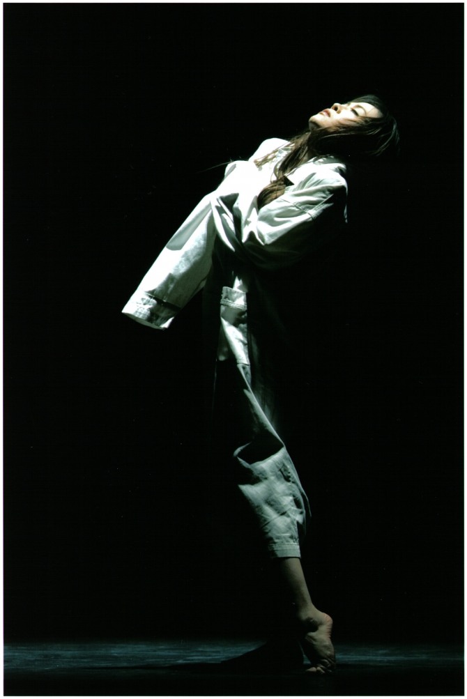이고은 안무의 '백색행복'(2005)