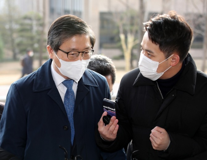  변창흠 국토교통부 장관 후보자가 7일 오전 과천 서울지방국토관리청으로 출근하고 있다.  사진=연합뉴스