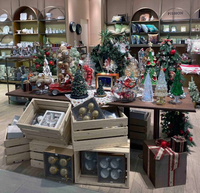 신세계백화점 피숀 매장은 크리스마스 홈파티를 위한 다양한 상품을 진열하고 있다.1996년 처음 선보인 피숀은 세계 각국의 최신 라이프스타일 브랜드를 소개하는 생활 장르 전문 편집 매장이다. 사진=신세계백화점