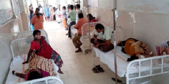 인도 안드라 프라데시주에서 괴질에 걸린 사람들이 병원에서 치료를 받고 있다. 사진=9뉴스닷컴 캡처