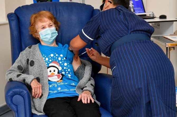 다음 주 91번째 생일을 맞는 영국의 마거릿 키넌 할머니가 8일 코벤트리 대학병원에서 이날 전 세계의 주목 속에 시작된 신종 코로나바이러스 감염증(코로나19) 백신 접종을 받고 있다. 사진=뉴시스