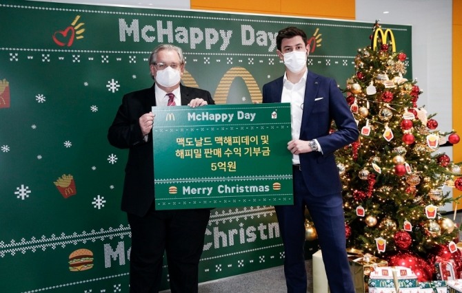 맥도날드 사내 모금행사 '맥해피데이'에서 제프리 존스 한국 RMHC 회장(왼쪽)과 앤토니 마티네즈 한국맥도날드 대표이사가 기념촬영을 하고 있다. 사진=한국맥도날드