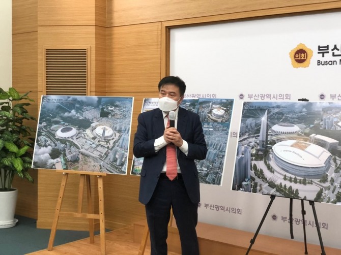이진복 국민의힘 예비후보는 9일 부산광역시의회 브리핑룸에서 사직야구장을 돔구장으로 짓겠다고 밝혔다.
