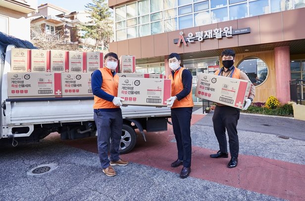 한화건설 봉사단이 8일 오후 서울 은평재활원에 방역물품을 전달하고 있다. 사진=한화