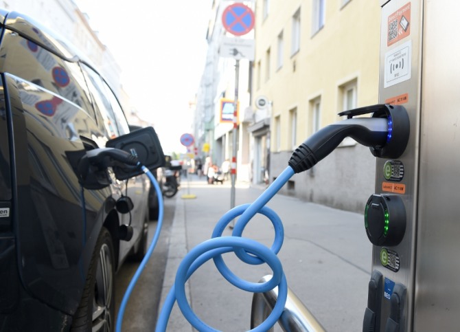 오스트리아 빈의 한 충전소에서 전기 자동차가 전기를 충전하고 있다. 사진=뉴시스