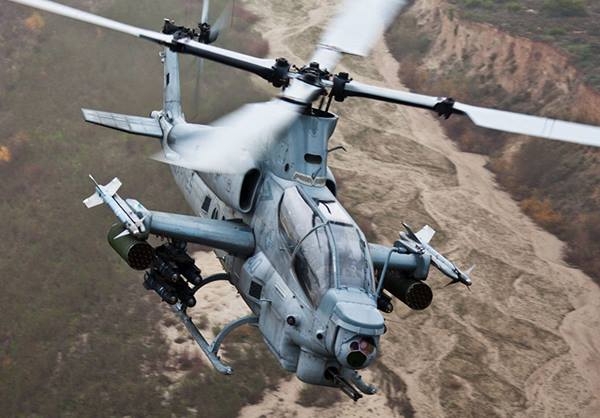 벨텍스트론의 공격헬기 AH-1Z '바이퍼'가 공대공 미사일, 하이드라로켓, 헬파이어미사일로 부장한 채 비행하고 있다. 사진=벨텍스트론